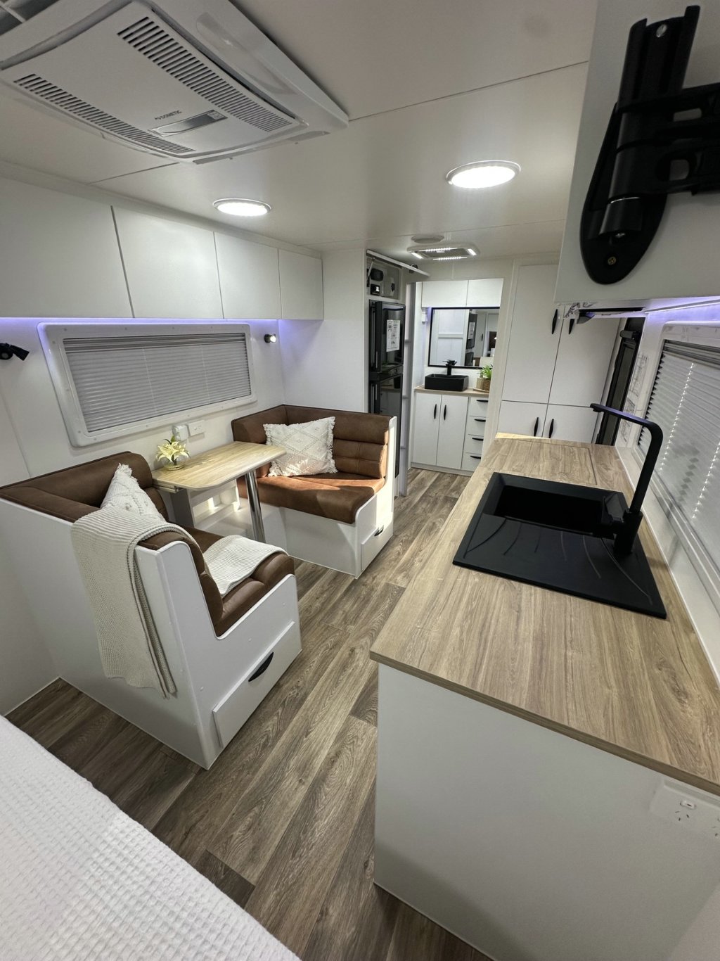 NEW 2026 SUPREME CLASSIC TOURER CARAVAN 2 AXLE