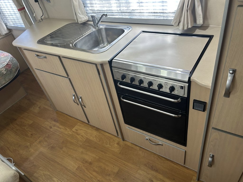 USED 2013 SUPREME EXECUTIVE CARAVAN 2 AXLE