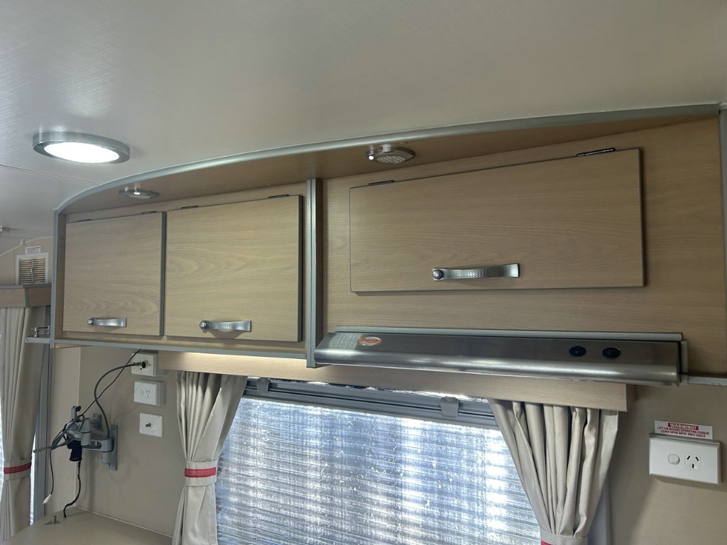 USED 2013 SUPREME EXECUTIVE CARAVAN 2 AXLE