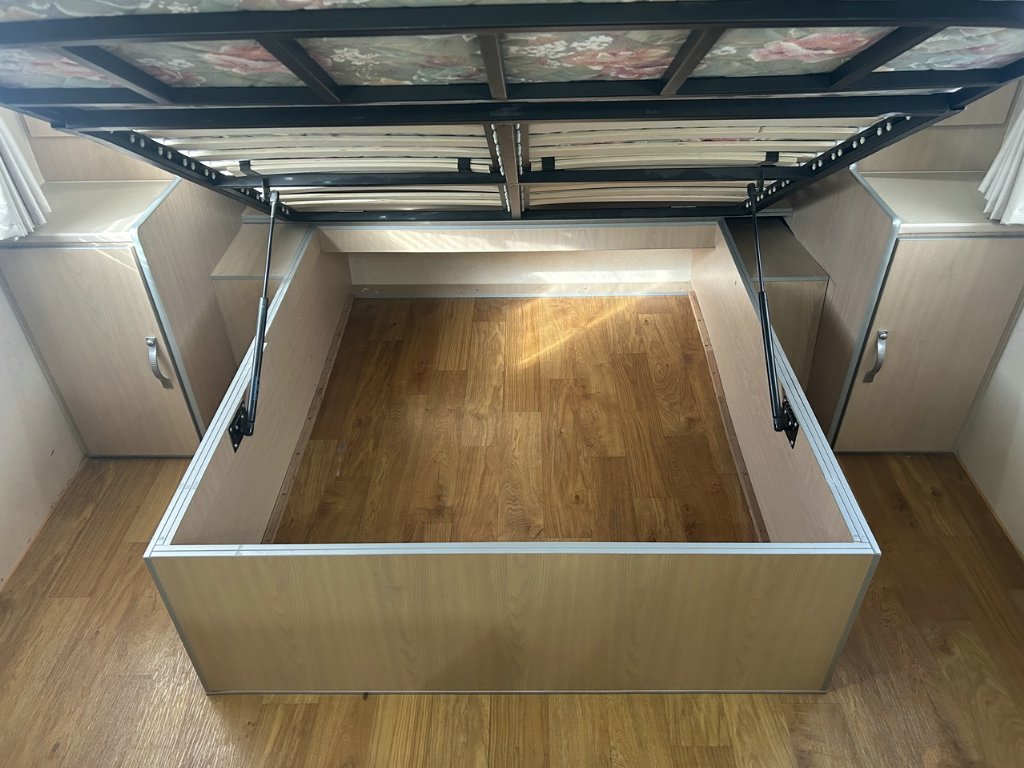 USED 2013 SUPREME EXECUTIVE CARAVAN 2 AXLE