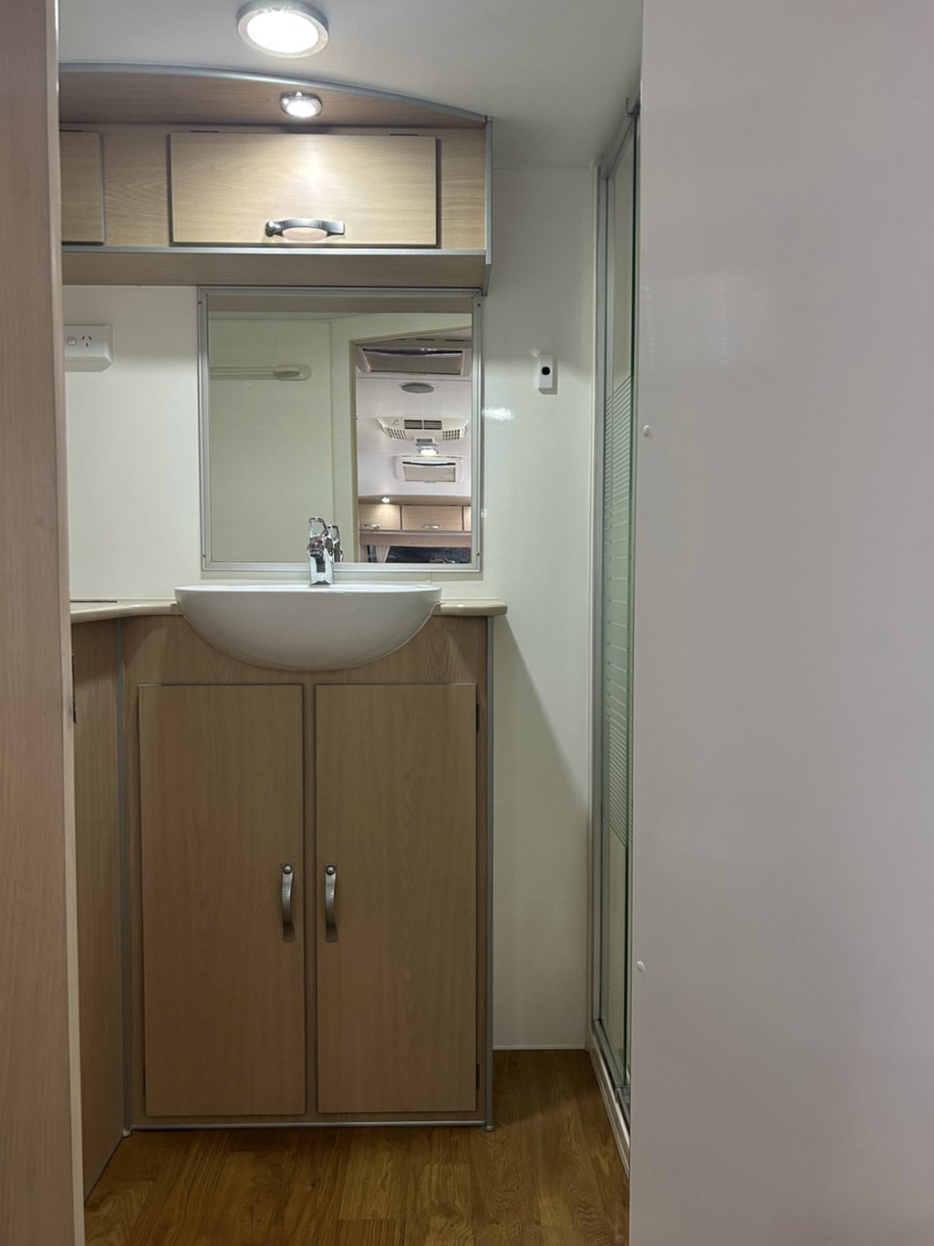 USED 2013 SUPREME EXECUTIVE CARAVAN 2 AXLE