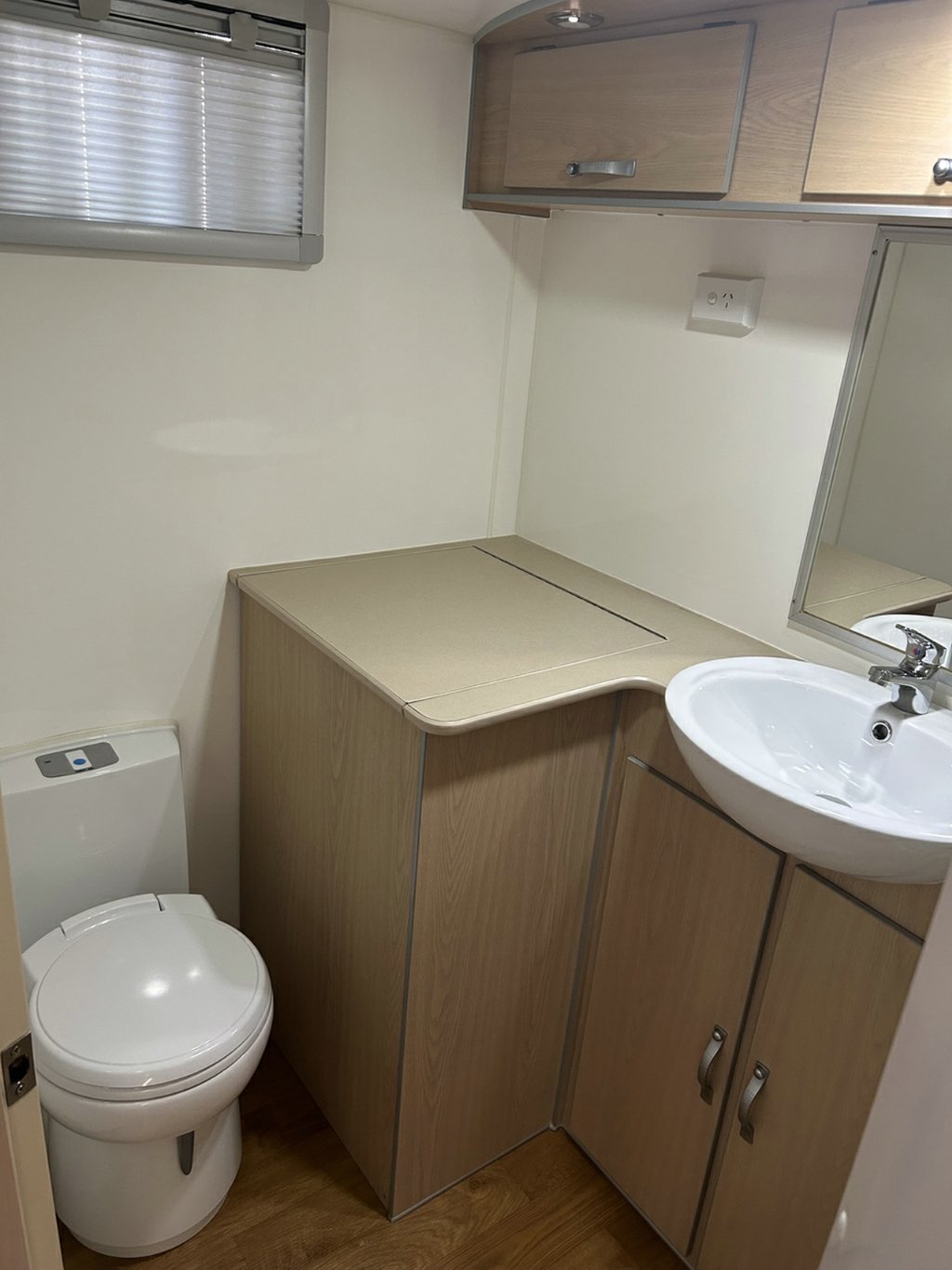 USED 2013 SUPREME EXECUTIVE CARAVAN 2 AXLE