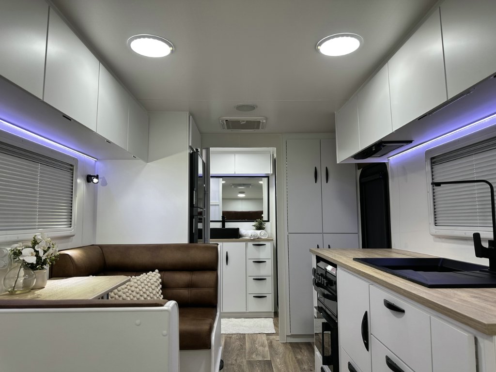 NEW 2026 SUPREME CLASSIC TOURER CARAVAN 2 AXLE