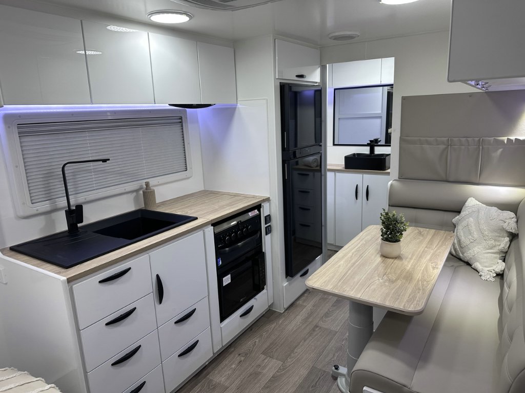 NEW 2026 SUPREME CLASSIC TOURER CARAVAN 1 AXLE