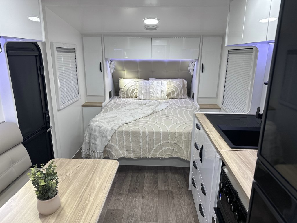NEW 2026 SUPREME CLASSIC TOURER CARAVAN 1 AXLE