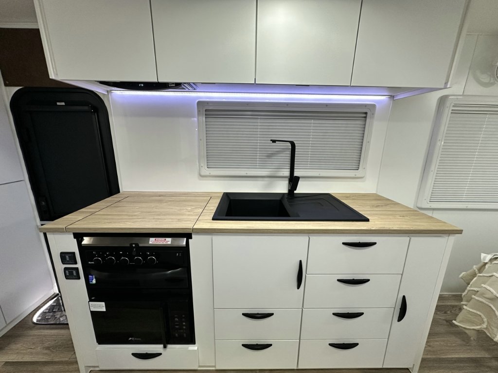 NEW 2026 SUPREME CLASSIC TOURER CARAVAN 2 AXLE