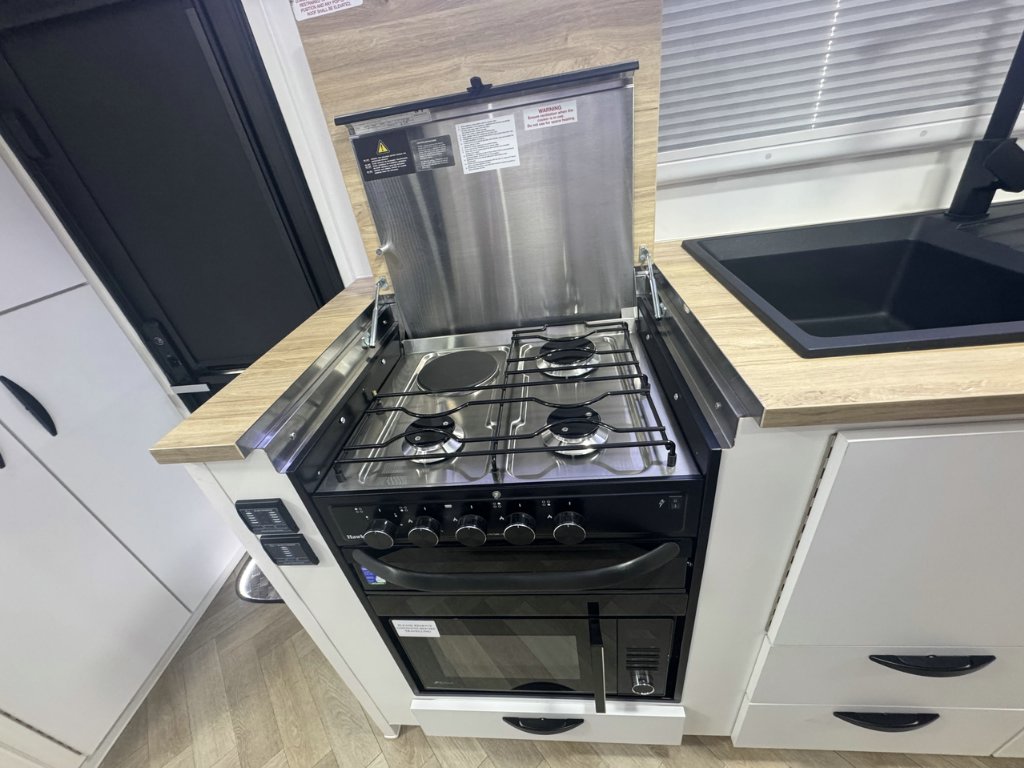 NEW 2026 SUPREME CLASSIC TOURER CARAVAN 2 AXLE