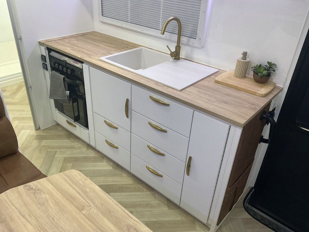 NEW 2026 LEADER CARAVANS GOLD LE DIRT ROADER CARAVAN 2 AXLE