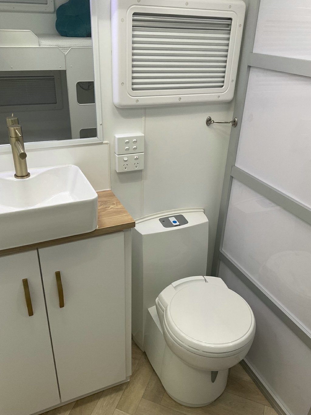 NEW 2026 LEADER CARAVANS GOLD LE DIRT ROADER CARAVAN 2 AXLE