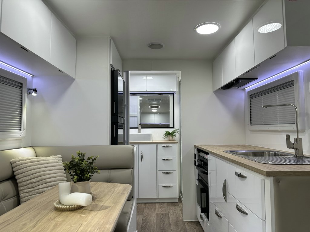 NEW 2026 SUPREME CLASSIC TOURER CARAVAN 1 AXLE