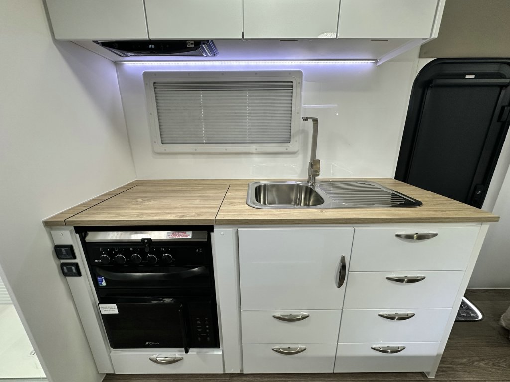 NEW 2026 SUPREME CLASSIC TOURER CARAVAN 1 AXLE