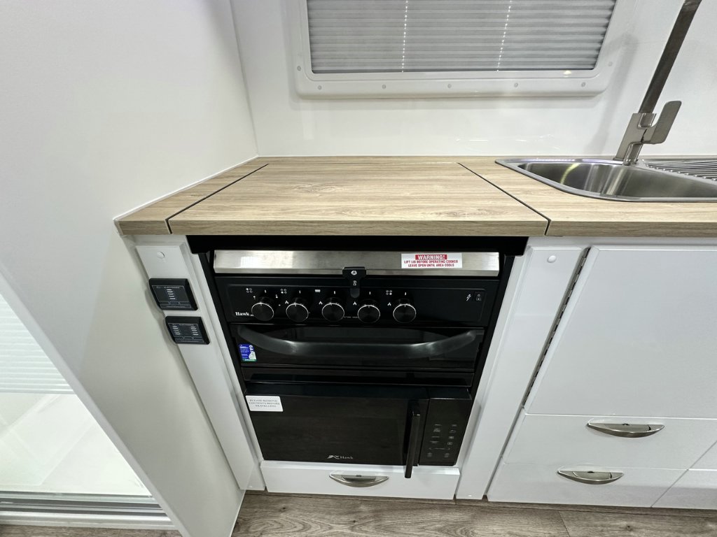 NEW 2026 SUPREME CLASSIC TOURER CARAVAN 1 AXLE