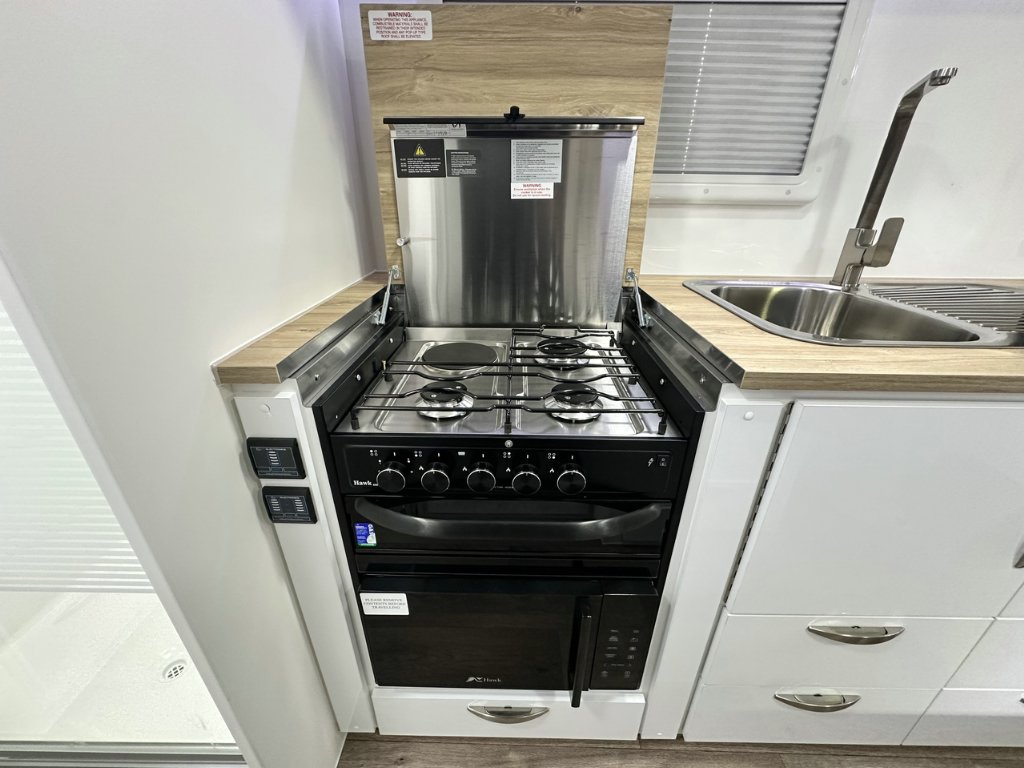 NEW 2026 SUPREME CLASSIC TOURER CARAVAN 1 AXLE