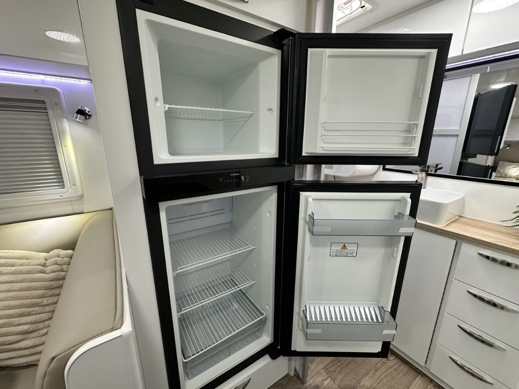 NEW 2026 SUPREME CLASSIC TOURER CARAVAN 1 AXLE