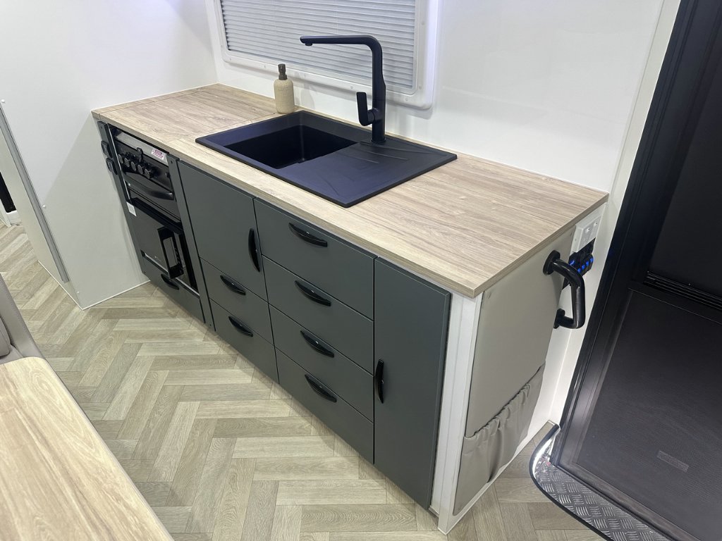NEW 2026 LEADER CARAVANS GOLD LE DIRT ROADER CARAVAN 2 AXLE