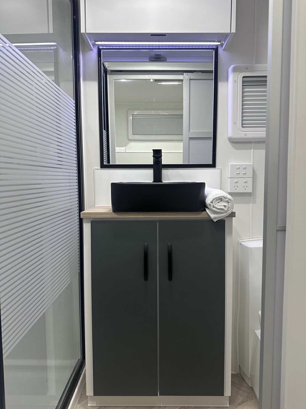 NEW 2026 LEADER CARAVANS GOLD LE DIRT ROADER CARAVAN 2 AXLE