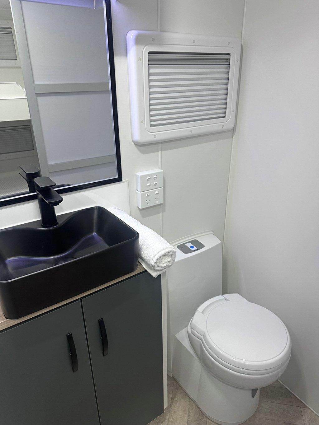 NEW 2026 LEADER CARAVANS GOLD LE DIRT ROADER CARAVAN 2 AXLE
