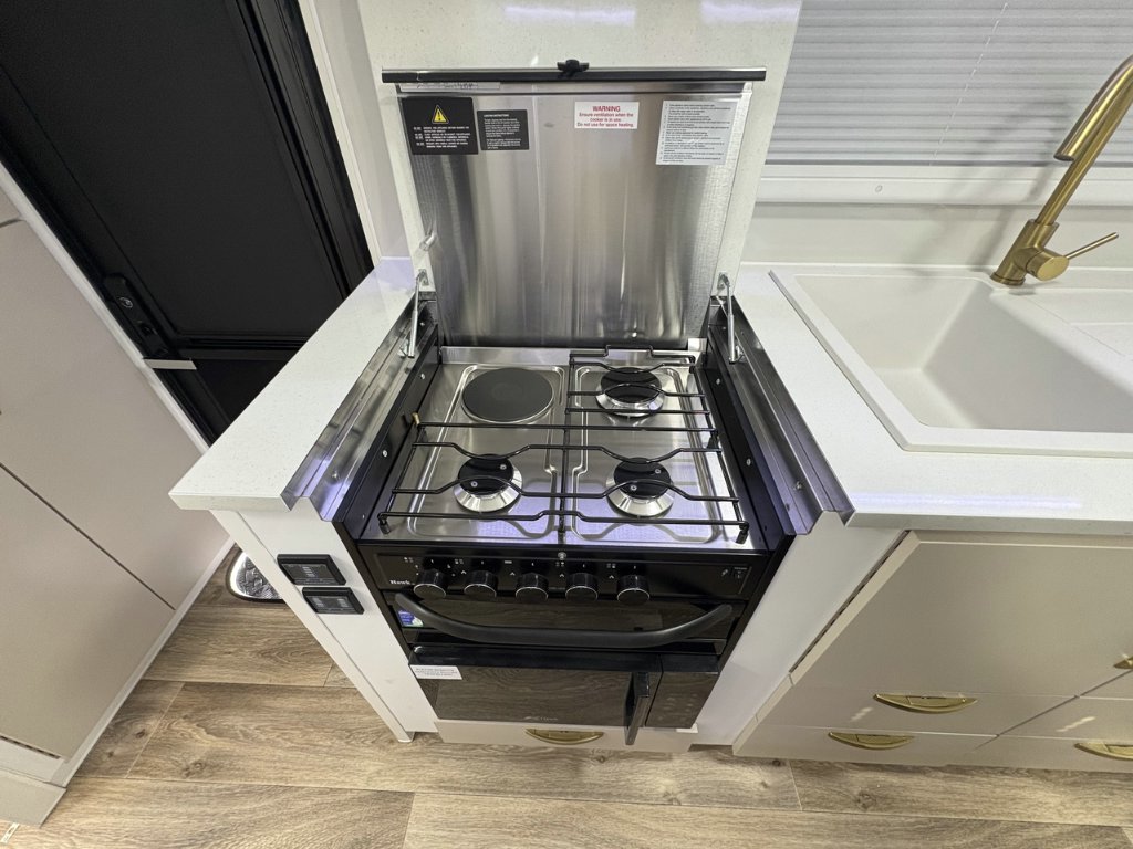 NEW 2026 SUPREME CLASSIC TOURER CARAVAN 2 AXLE