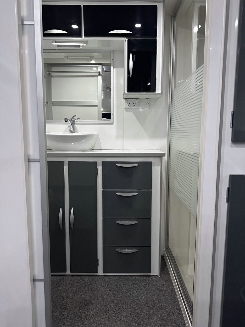 USED 2015 SUPREME EXECUTIVE CARAVAN 2 AXLE