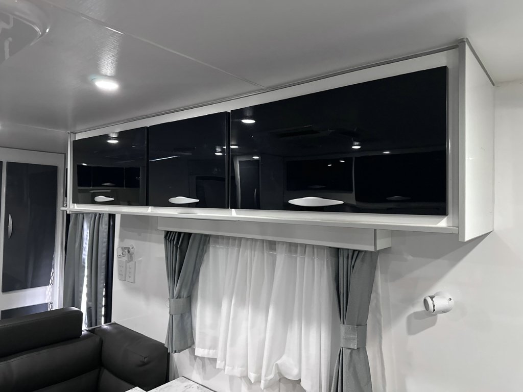USED 2015 SUPREME EXECUTIVE CARAVAN 2 AXLE