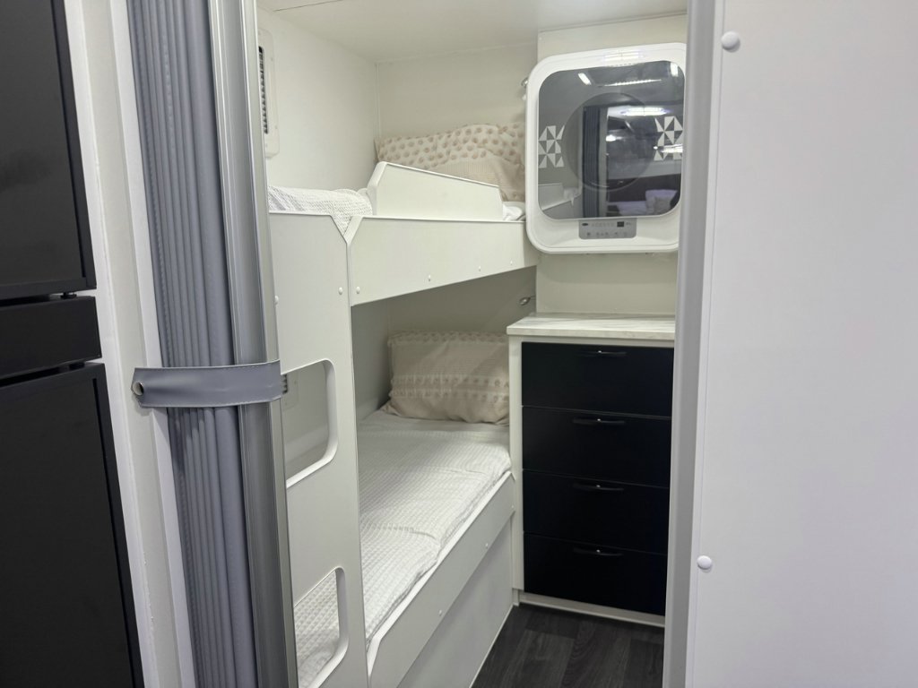 NEW 2026 LEADER CARAVANS GOLD LE DIRT ROADER CARAVAN 2 AXLE