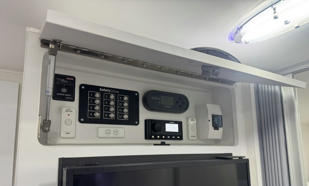 NEW 2026 LEADER CARAVANS GOLD LE DIRT ROADER CARAVAN 2 AXLE