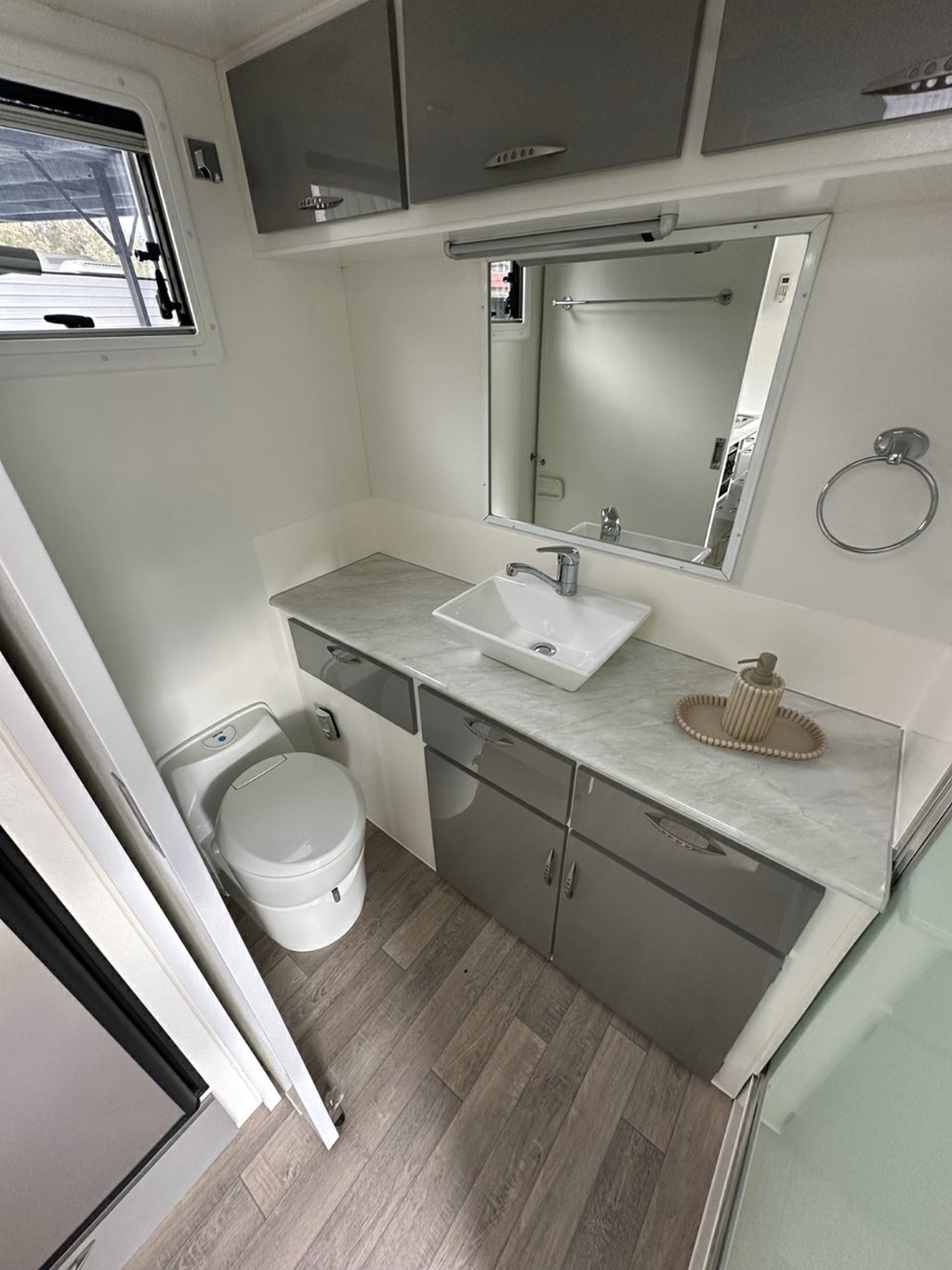 USED 2017 EMPIRE EMPEROR CARAVAN 1 AXLE