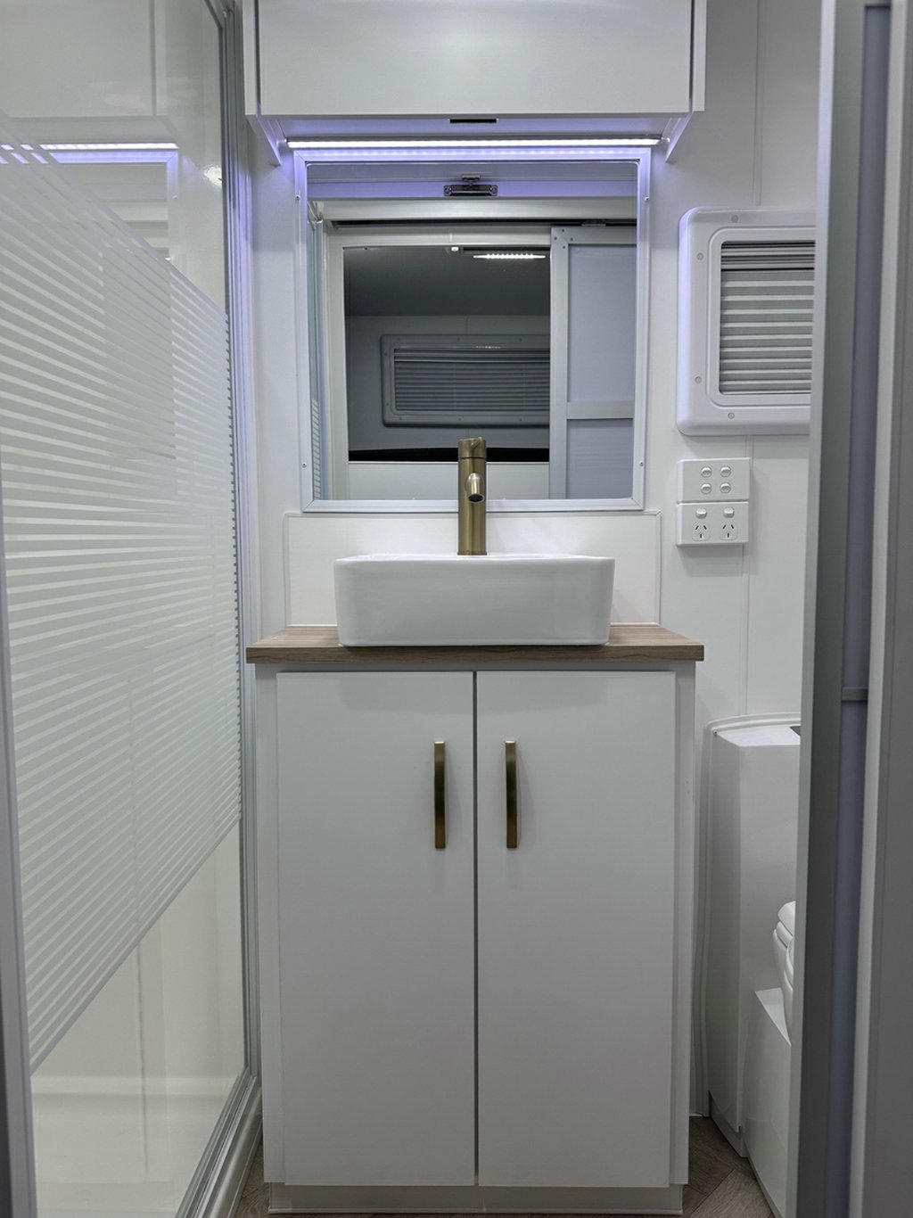 USED 2026 LEADER CARAVANS GOLD LE CARAVAN 2 AXLE