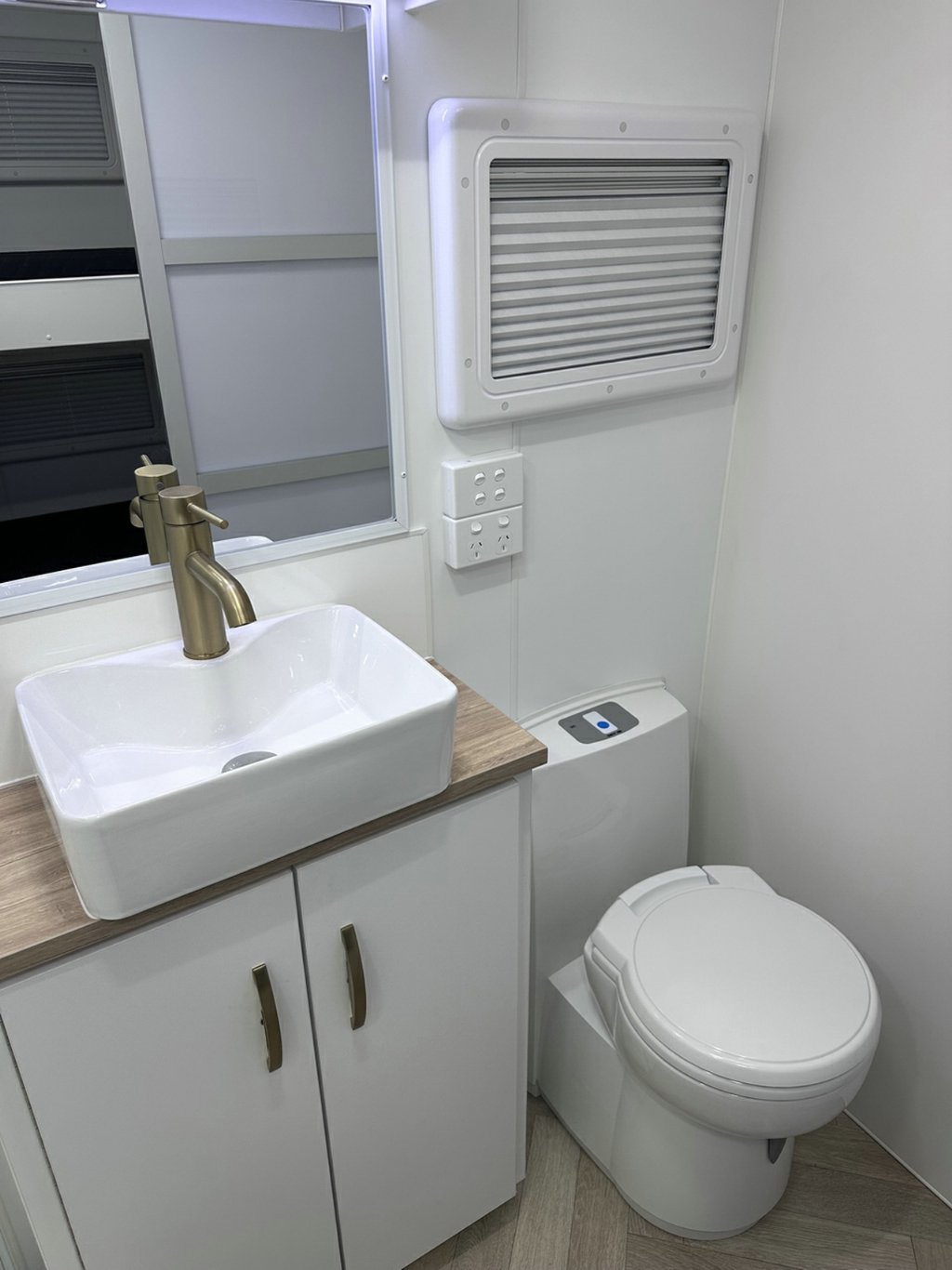 USED 2026 LEADER CARAVANS GOLD LE CARAVAN 2 AXLE