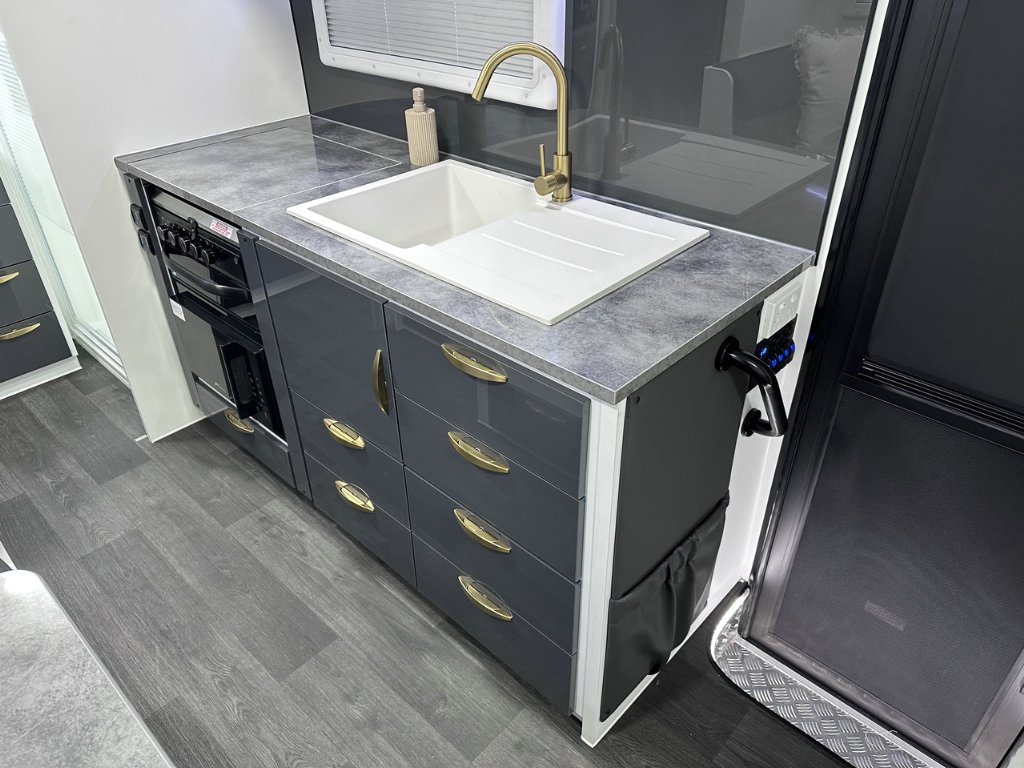 NEW 2026 SUPREME CLASSIC TOURER CARAVAN 1 AXLE
