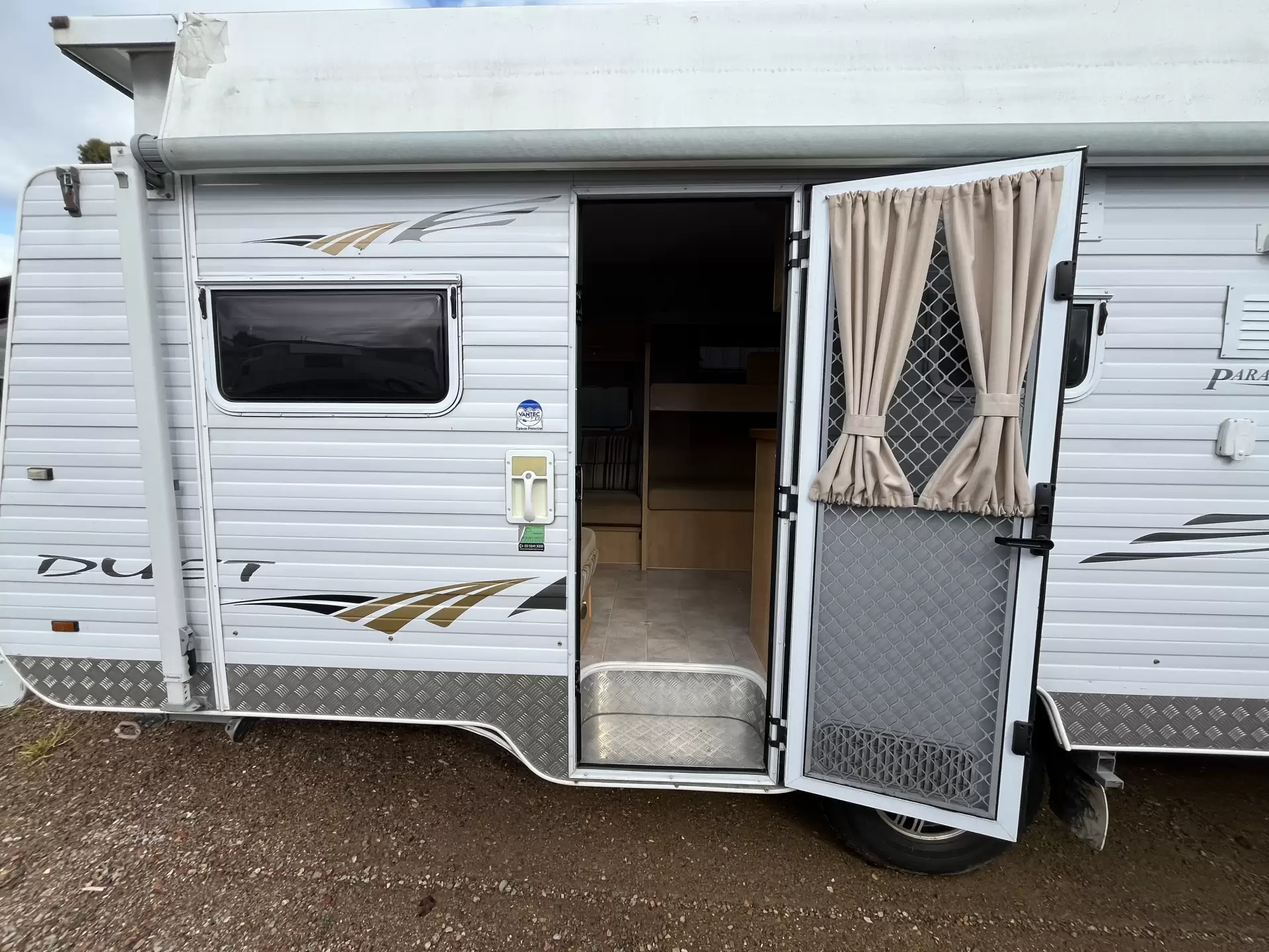 Paramount Duet Family Van