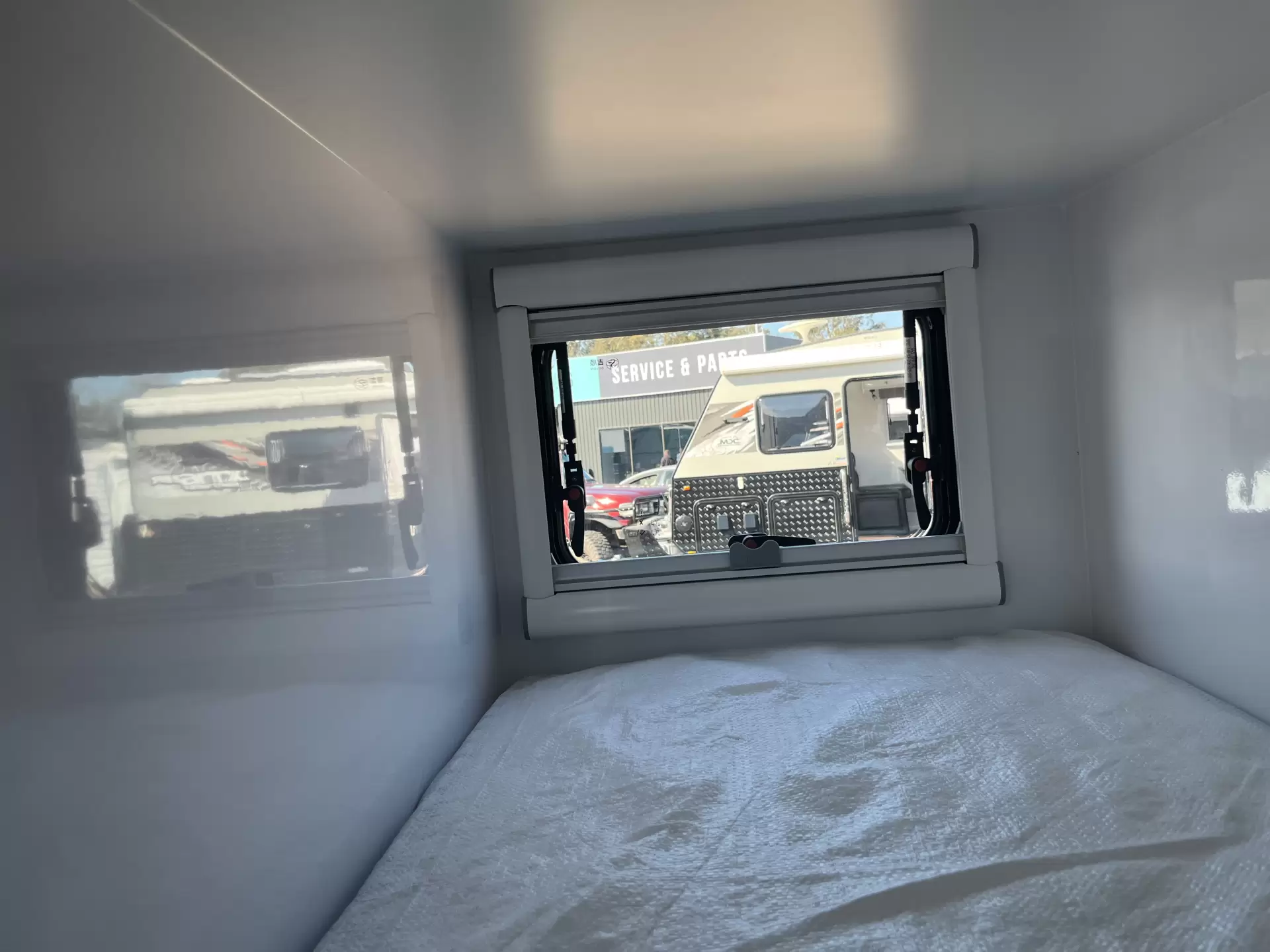 SRT-18F With double bed with 2 bunks