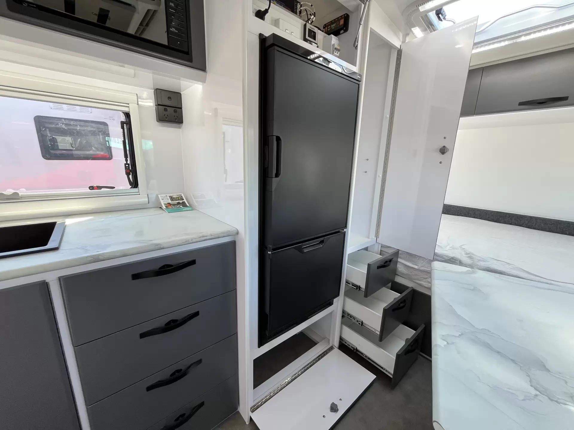 SRT-18F With double bed with 2 bunks