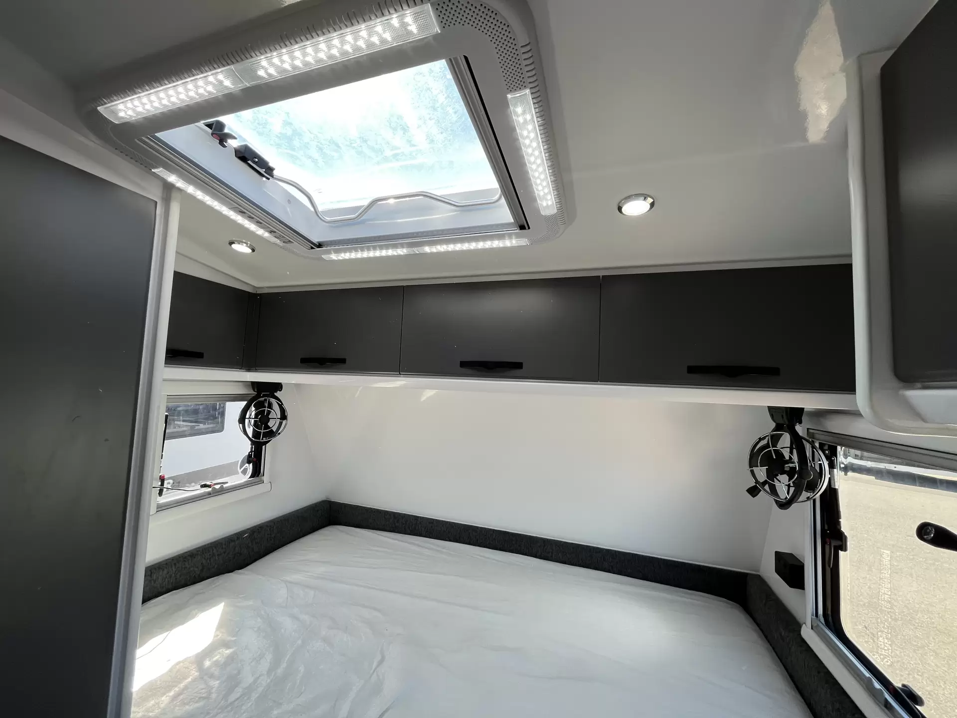 SRT-18F With double bed with 2 bunks