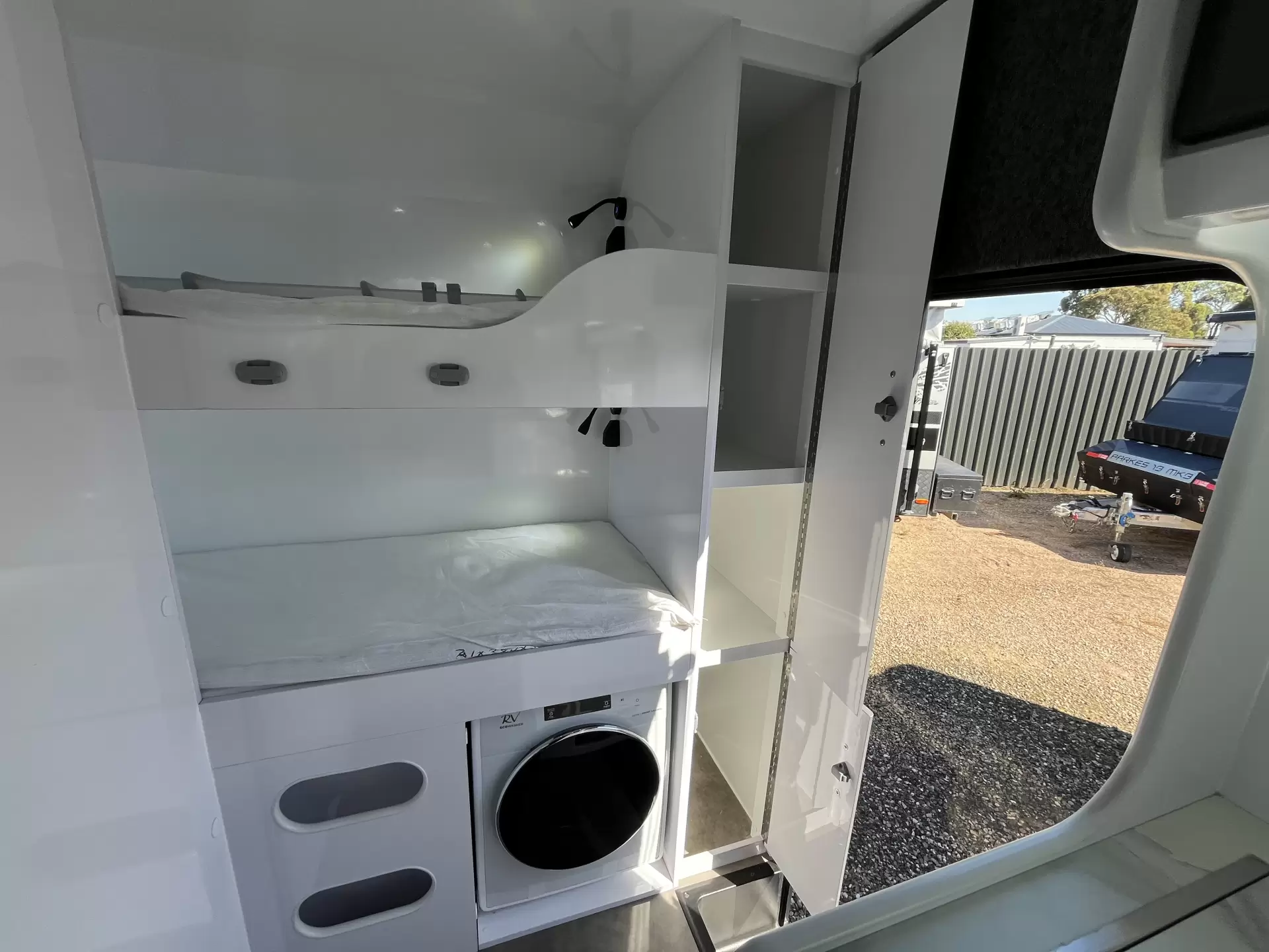 SRT-18F With double bed with 2 bunks