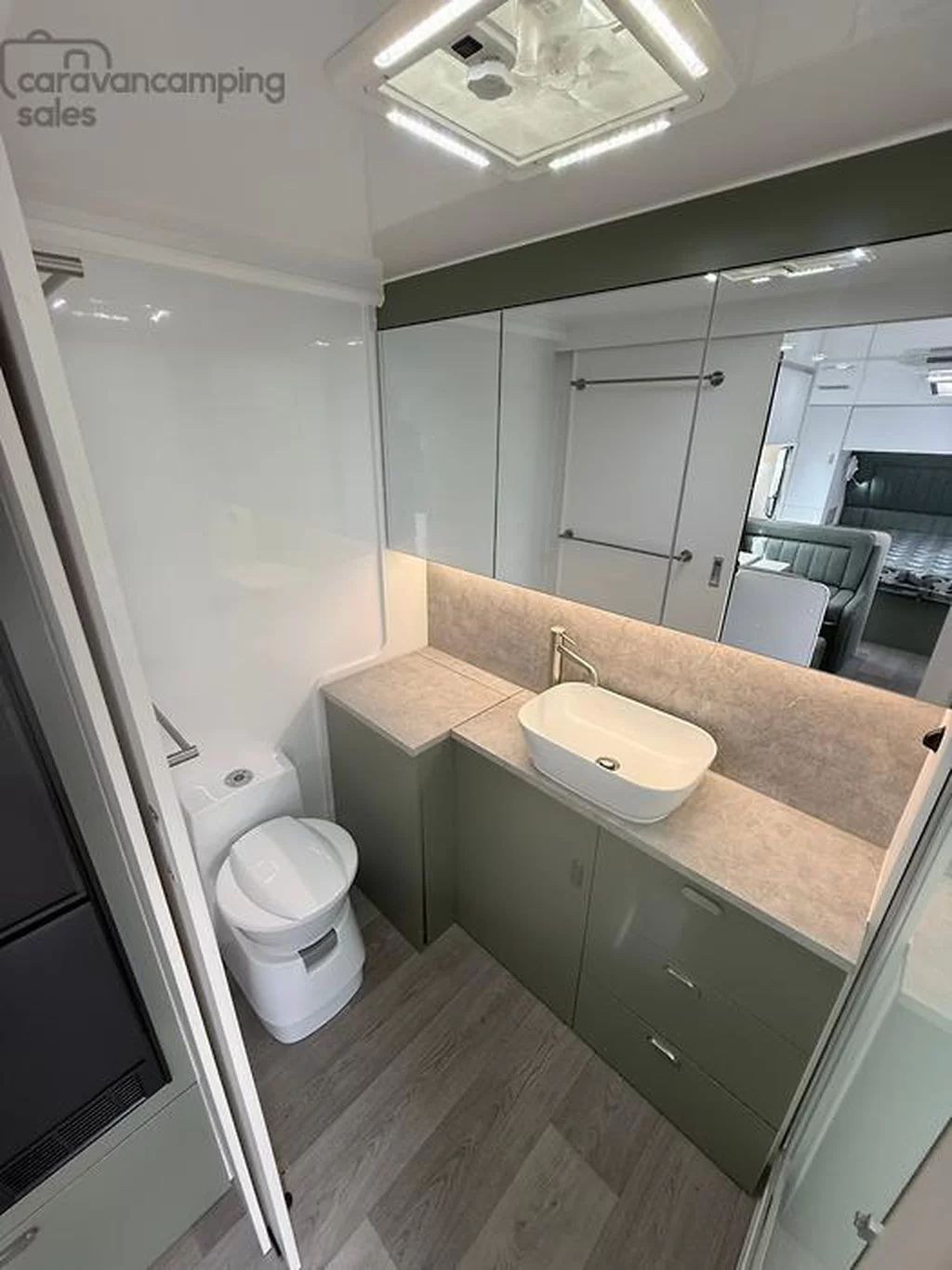 NEW 2025 CRUSADER MUSKATEER ARAMIS caravan