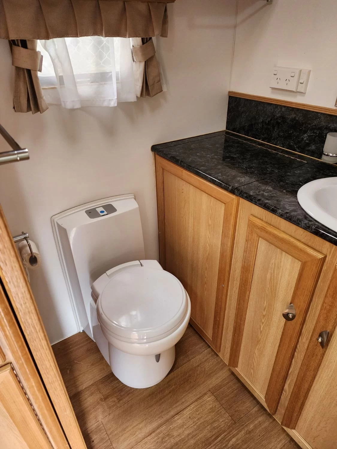 USED 2012 ROMA ELEGANCE caravan