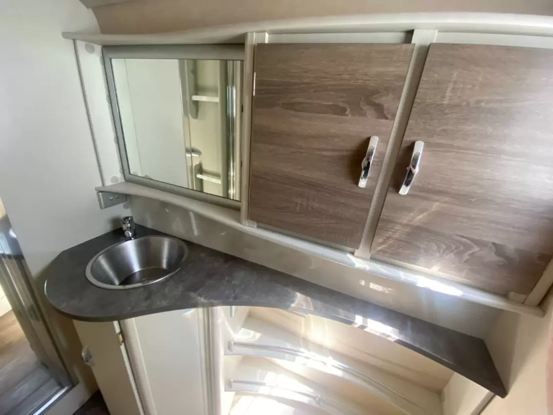 USED 2016 JURGENS LUNAGAZER caravan