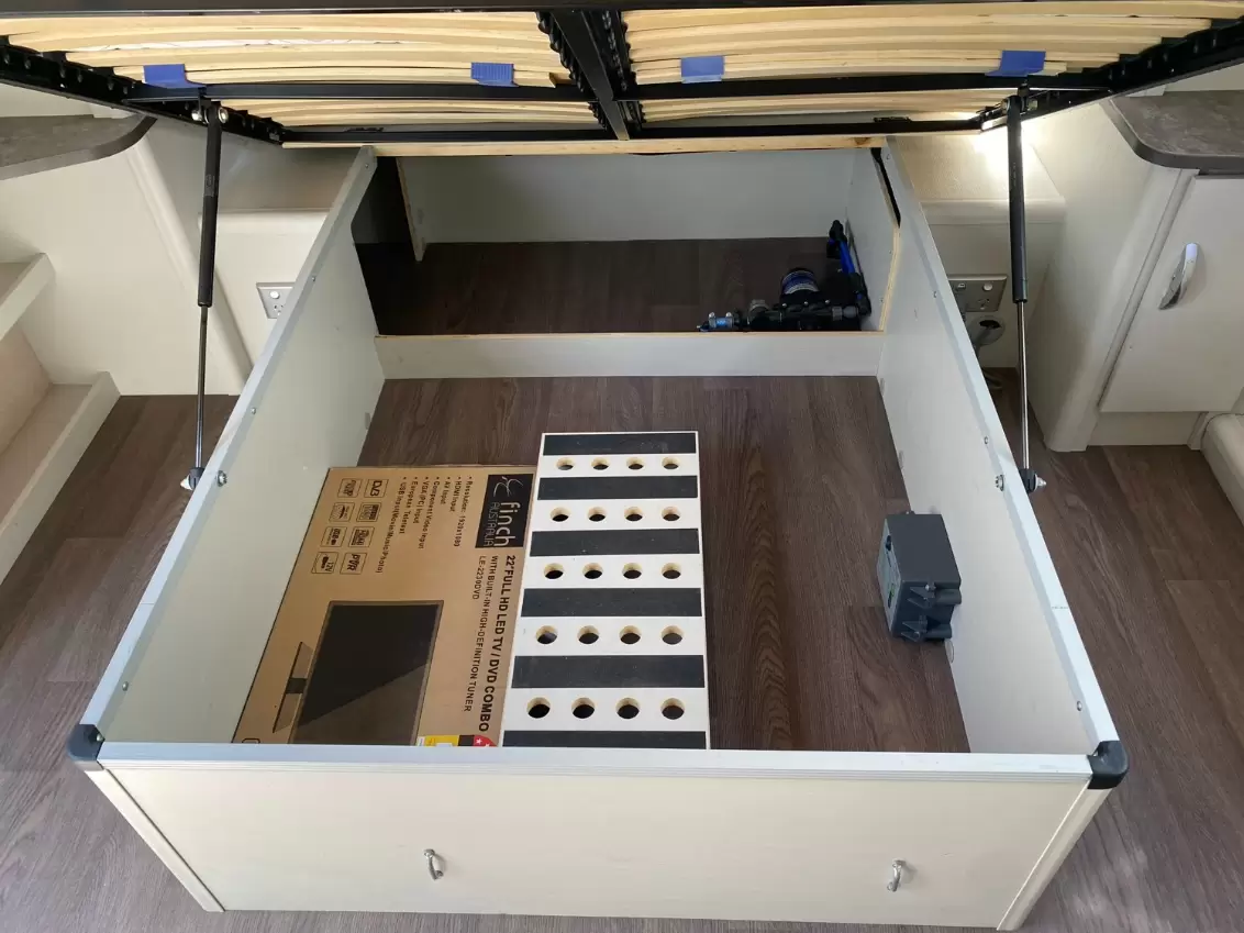 USED 2016 JURGENS LUNAGAZER caravan