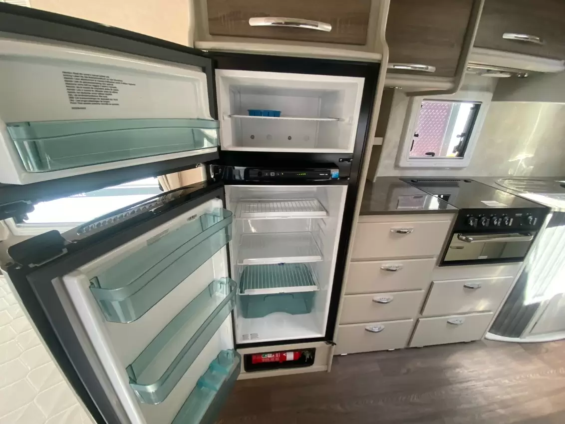 USED 2016 JURGENS LUNAGAZER caravan