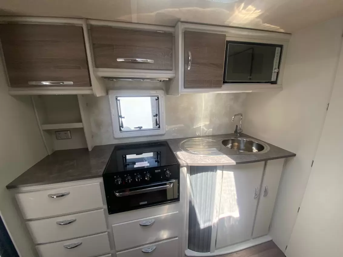 USED 2016 JURGENS LUNAGAZER caravan
