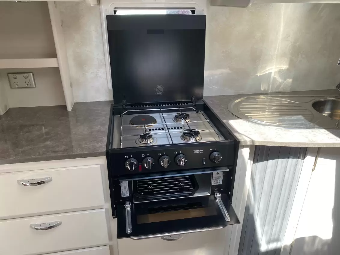 USED 2016 JURGENS LUNAGAZER caravan