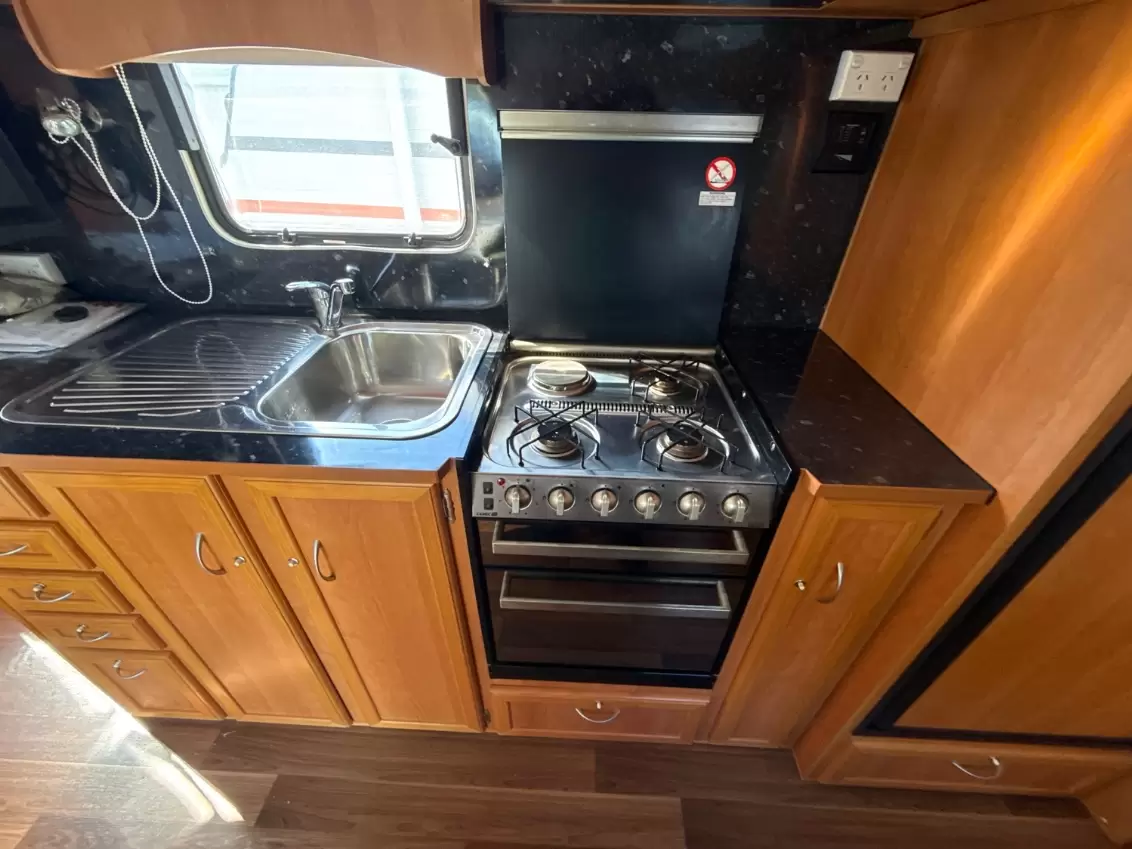 USED 2011 WINDSOR PLATINUM