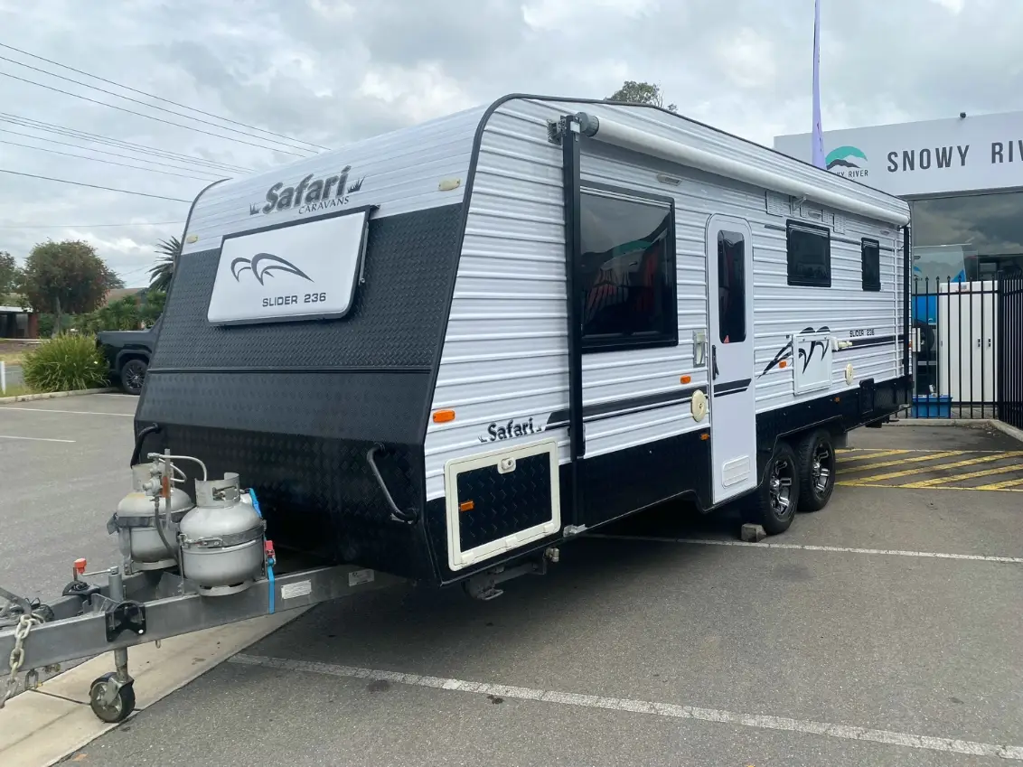 Used 2015 Safari Delta Slider 23'6