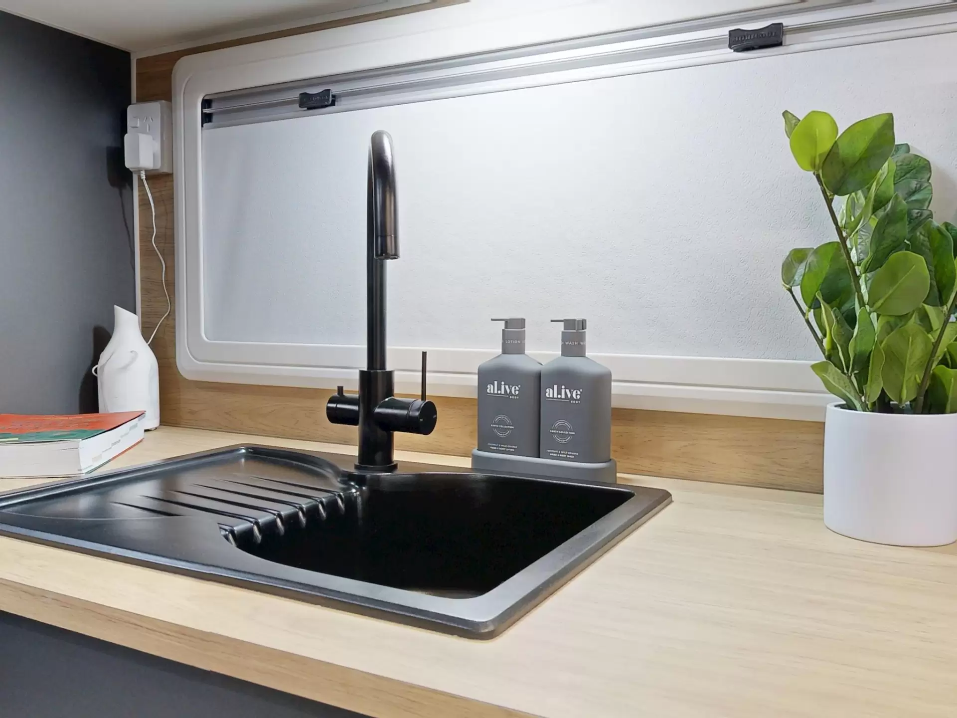 NEW 2026 VACATIONER CARAVANS ROUGH RIDER