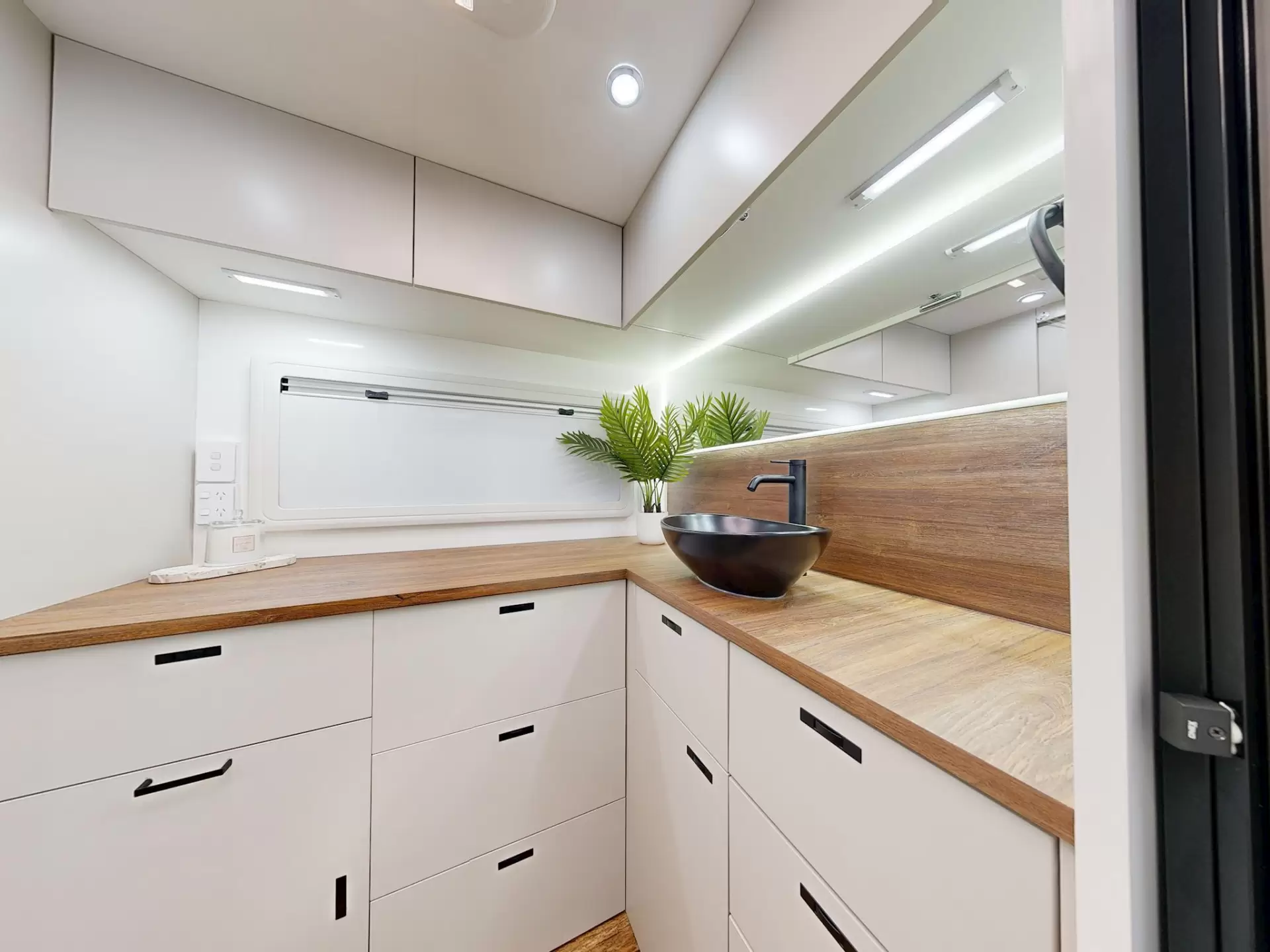 NEW 2025 VACATIONER CARAVANS ROUGH RIDER