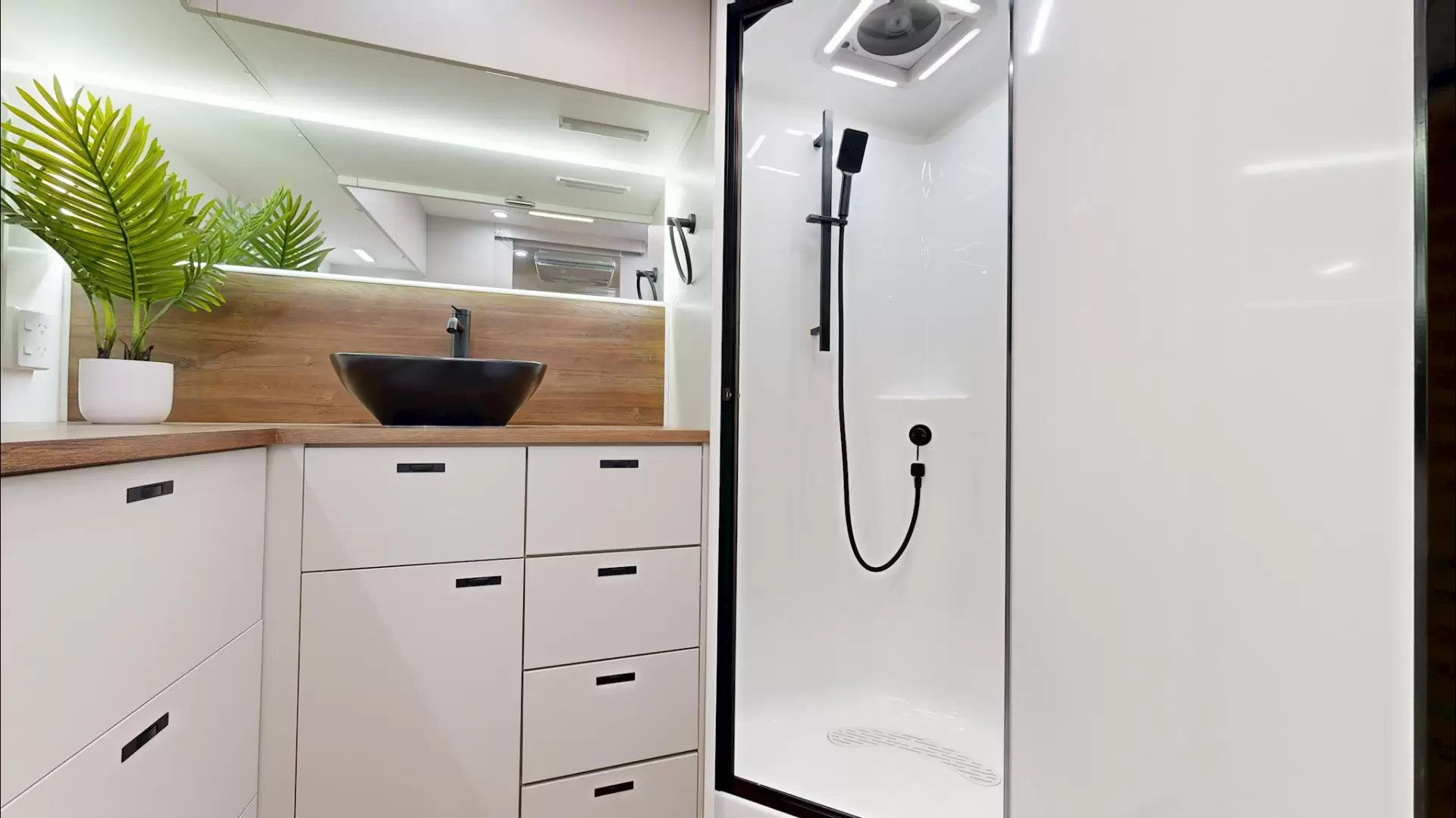 NEW 2025 VACATIONER CARAVANS ROUGH RIDER