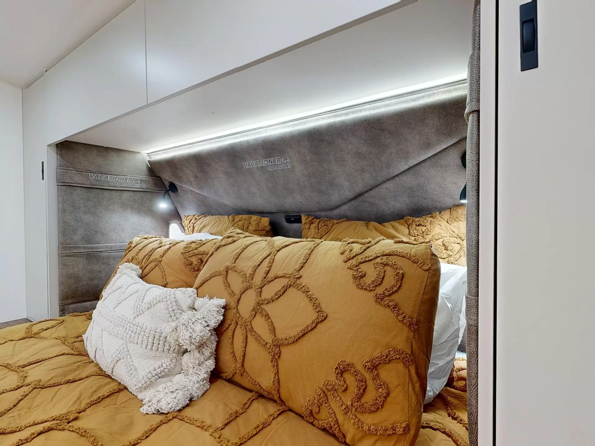 NEW 2025 VACATIONER CARAVANS ROUGH RIDER