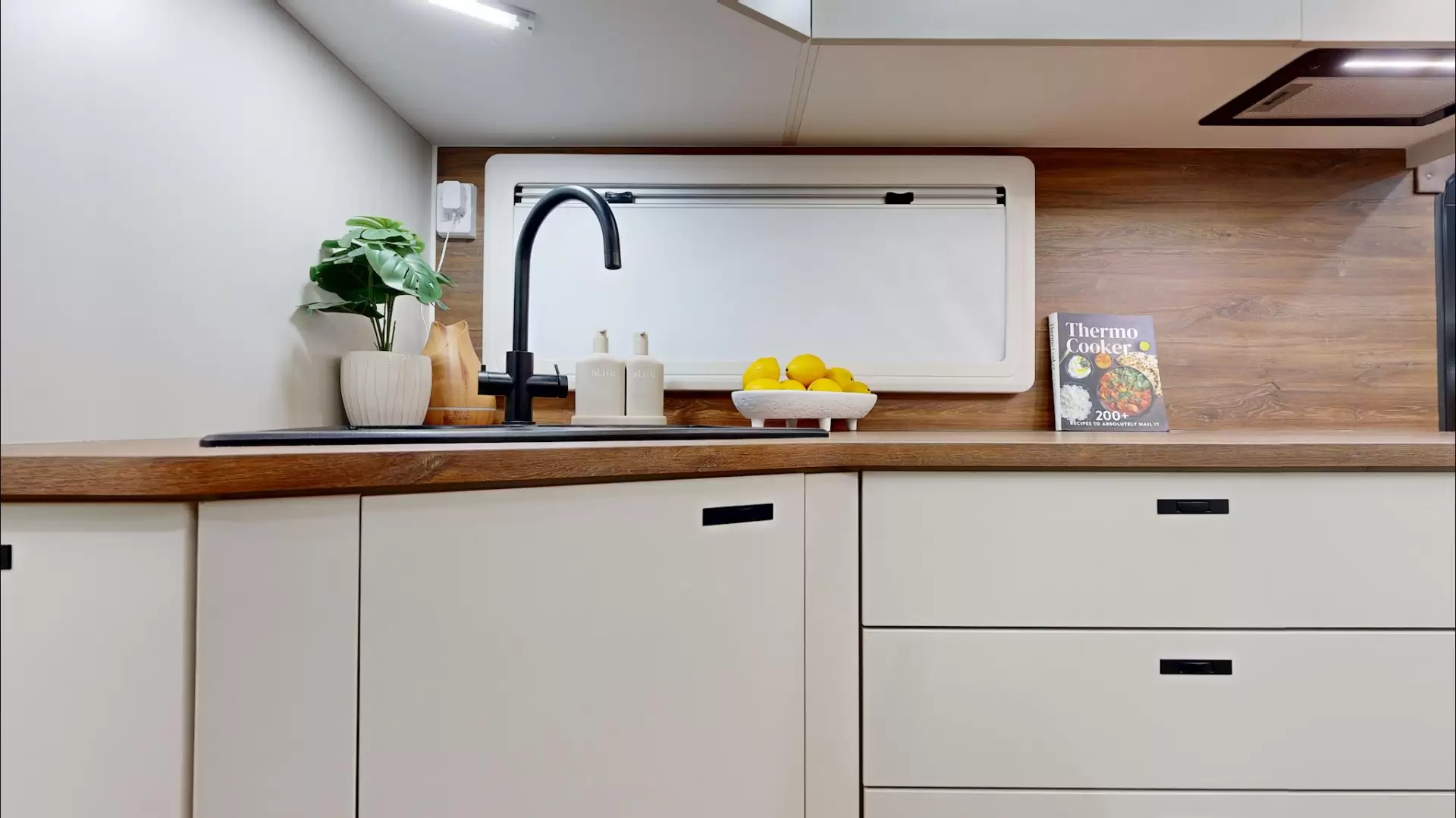 NEW 2025 VACATIONER CARAVANS ROUGH RIDER