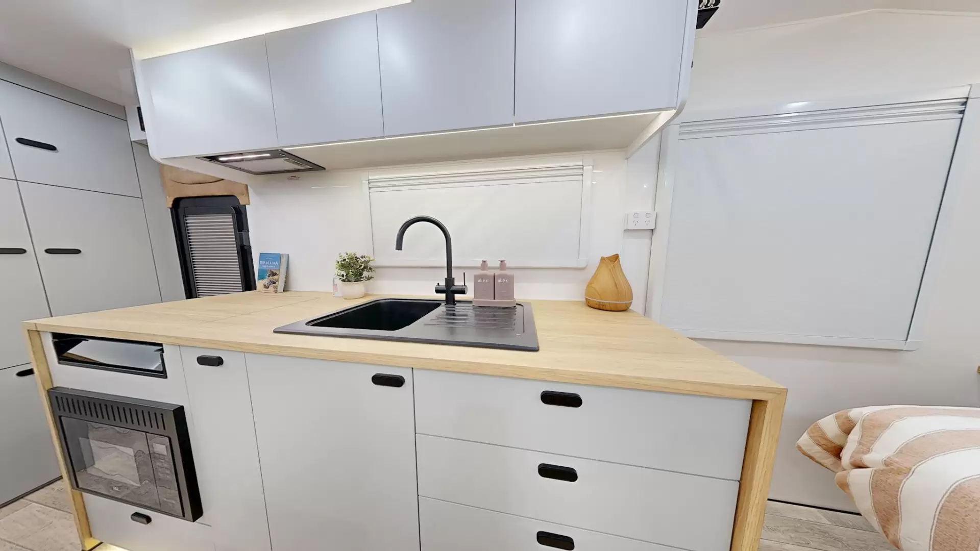 NEW 2026 VACATIONER CARAVANS ROUGH RIDER